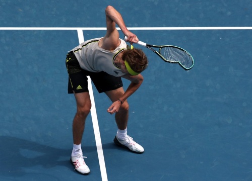 Zverev đập vợt trong trận thắng ra quân Australian Open