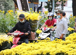 Chợ hoa Sài Gòn vắng vẻ chiều 29 Tết, tiểu thương buồn bã: "Năm nay vắng quá, cô chỉ mong bán nhanh để về quê đón giao thừa bên gia đình"