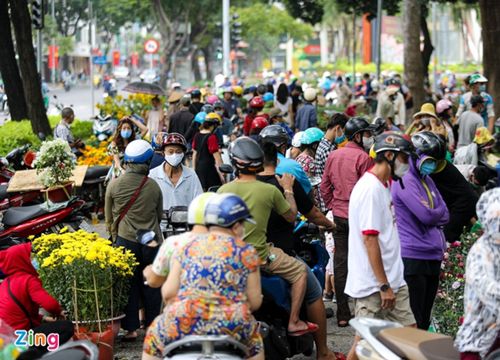 'Giá hoa sáng 30 Tết còn rẻ hơn ngày thường'