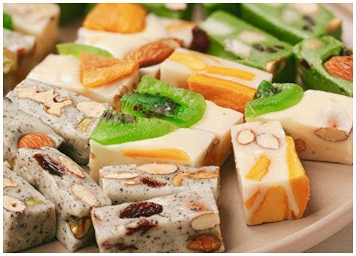 Món ngon ngày Tết: Những viên kẹo Nougat lạ miệng với bánh quy, dừa non và mứt quả khô