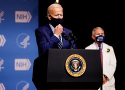 Ông Biden chỉ trích ông Trump không chuẩn bị tốt chương trình tiêm COVID-19