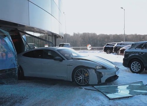 Sau khi đốt Mercedes-AMG GT 63 S, Youtuber Nga tiếp tục đâm hỏng Porsche Taycan Turbo S ngay tại đại lý, cư dân mạng tò mò nguyên nhân thực sự