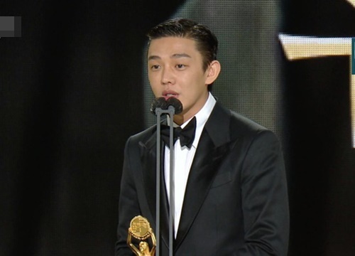 Yoo Ah In hốt đậm tại lễ trao giải Rồng Xanh 2020, hai lần làm Ảnh Đế là không đùa được đâu!