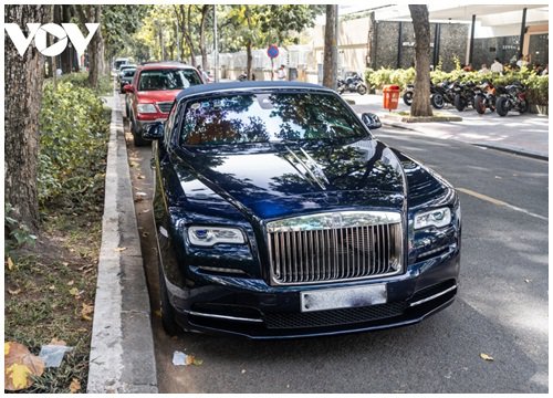 Bắt gặp Rolls-Royce Dawn độc nhất Việt Nam dạo phố ngày đầu năm mới