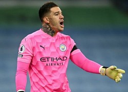 Ederson bối rối khi không được đá penalty