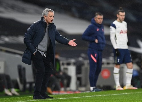 Jose Mourinho ngán ngẩm với Gareth Bale