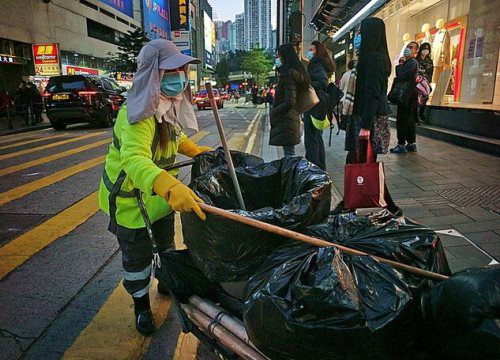 Người quét rác ở Hong Kong 'ấm lòng' ngày Tết