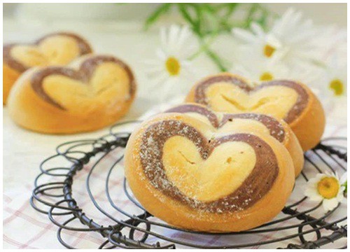 Valentine trùng ngày nghỉ Tết, làm ngay bánh mì trái tim tình yêu mời cả nhà thôi!