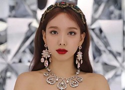 Visual "đỉnh của chóp" như Nayeon: Chinh phục thành công món phụ kiện "dìm hàng" bao người