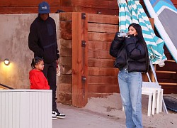 Kylie Jenner và tình cũ Travis Scott vui vẻ đưa con gái đi chơi biển