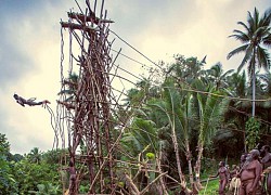 Lễ hội độc đáo đàn ông Vanuatu bán khỏa thân thực hiện cú nhảy "tử thần" hút du khách