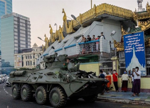 Myanmar cắt Internet, triển khai xe bọc thép