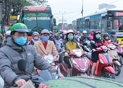 Ngày đầu đi làm sau kỳ nghỉ Tết, người Hà Nội chật vật trong cảnh tắc đường