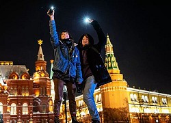 Người biểu tình chiếu đèn trong Valentine ủng hộ Navalny