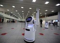 Sinh viên Nigeria phát triển robot chăm sóc bệnh nhân COVID-19