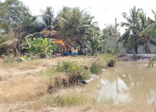 Xúc đất làm vuông tôm ngày mùng 5 Tết làm 1 quả bom phát nổ