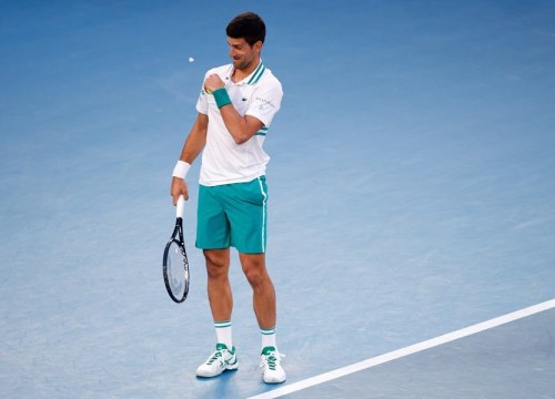 Djokovic bị "khách không mời" phá đám