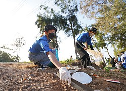 Hoa hậu H'Hen Niê xắn tay áo, nhiệt tình nhặt rác cùng thanh niên tại đảo Phú Quý