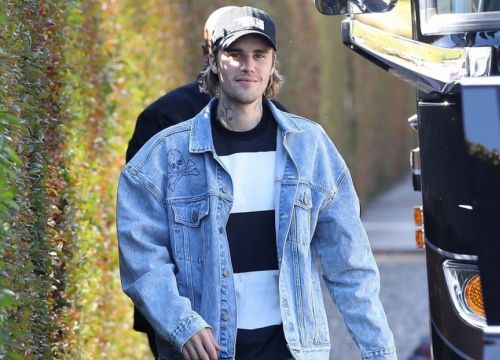 Justin Bieber diện đồ cá tính, hào hứng tìm chỗ đỗ xe cho lái xe riêng