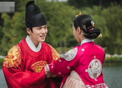 'Mr. Queen' hậu trường tập cuối: Shin Hye Sun quay cảnh nào cũng nhây, riêng cảnh hôn với Kim Jung Hyun lại 'một phát ăn ngay'