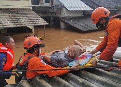 Ngập lụt nghiêm trọng ở Jakarta, 5 người chết