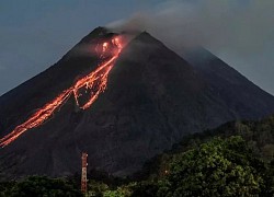 Núi lửa Indonesia phun dung nham đỏ rực