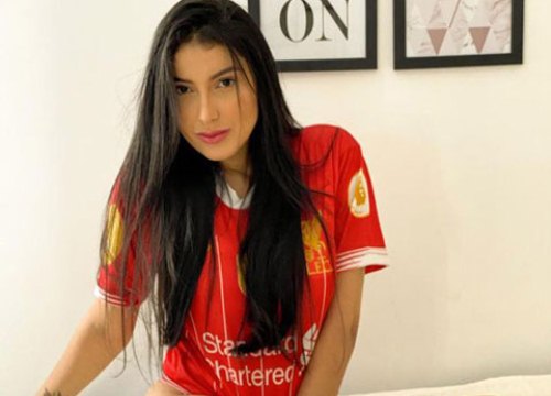 Siêu fan cuồng cổ vũ Liverpool đấu Everton theo cách vô cùng nóng bỏng