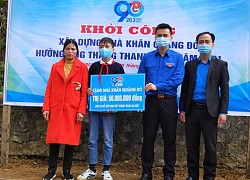 Thành đoàn, Hội đồng Đội TP Hà Nội trao tặng kinh phí xây "Ngôi nhà khăn quàng đỏ" cho học sinh khó khăn