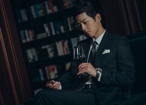 'Vincenzo' tung poster mới cận kề ngày lên sóng, Song Joong Ki - Jeon Yeo Bin hết lời khen ngợi bạn diễn cặp