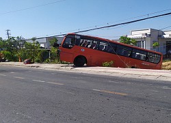 Xe đưa rước công nhân tông gãy trụ điện, 1 người chết, 1 người bị thương