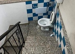 Chiếc WC nằm "ngang ngược" đặt ngay giữa cầu thang, đầy đủ tiện nghi không thiếu thứ gì khiến ai nhìn cũng vừa bực vừa cười