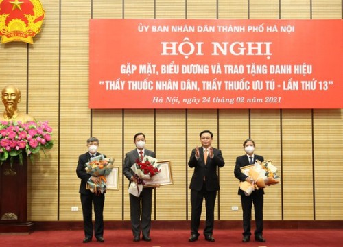 Hai Phó Ban phòng chống COVID-19 Hà Nội nhận danh hiệu Thầy thuốc nhân dân