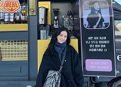 Lộ hậu trường đầu tiên của Jisoo (BLACKPINK) ở phim Snowdrop: Mặc váy xúng xính, chạy nhảy tung tăng siêu cưng cạnh Jung Hae In!