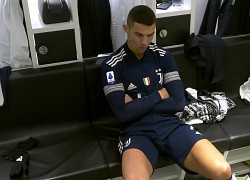 Ronaldo hờn dỗi trong phòng thay đồ của Juventus