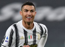 Ronaldo lập cú đúp bằng đánh đầu