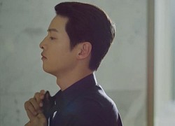 Song Joong Ki cởi trần trong phim Vincenzo cực điển trai: Bị cướp sạch đồ phải sống trong khu ổ chuột, đến tắm còn không có nước