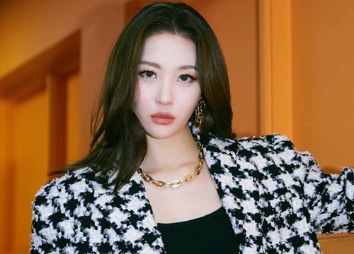 Sunmi hoá thân thành miêu nữ gợi cảm trong MV tái xuất "Tail"