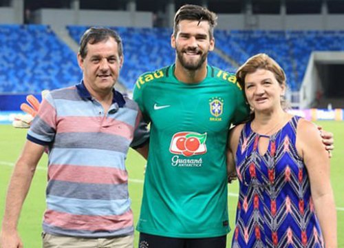 Alisson Becker nén đau mất bố, ở lại Anh thi đấu