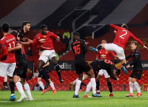 Man Utd thoát thua dù chịu phạt đền