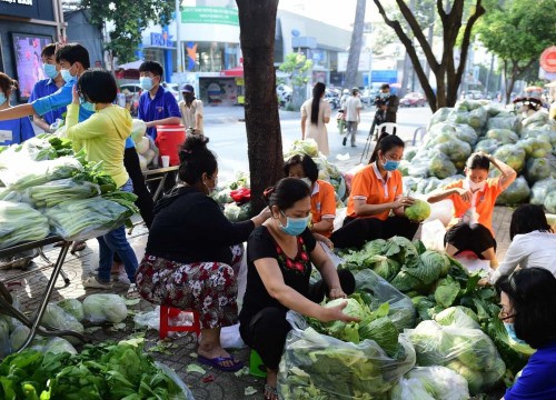 Nông sản Hải Dương vào tới Sài Gòn, người dân nhận miễn phí