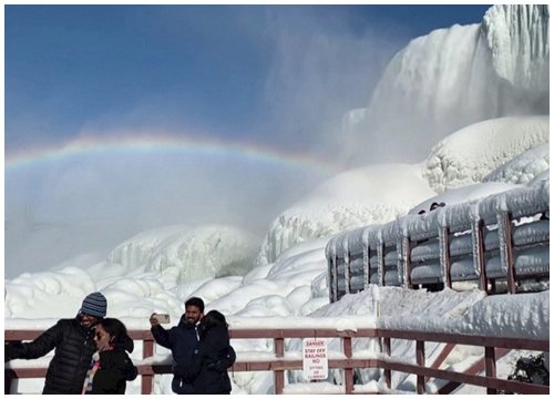 Thác Niagara đóng băng tạo ra khung cảnh ai nhìn cũng sửng sốt