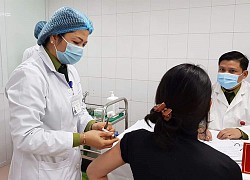 Tình nguyện viên tại Long An được tiêm thử vaccine của Việt Nam