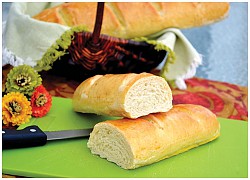 Bánh mì Sài Gòn chấm xì dầu Đức