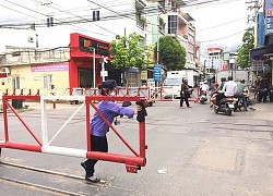 CLIP: Khiến bạn gái suýt gãy cổ vì cố lao qua thanh chắn tàu, thanh niên nhận ngay màn giận dỗi kinh điển