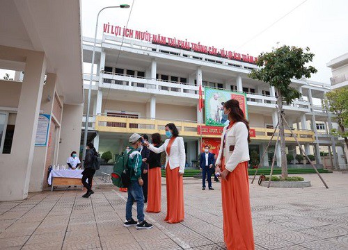Hà Nội: Trẻ mầm non tới lớp ngày đầu đi học đông 'bất ngờ'