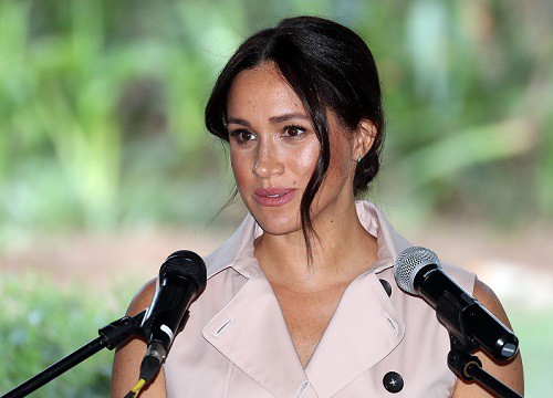 Mỗi lần rưng rưng trên sóng truyền hình, Meghan Markle đều để kiểu tóc mong manh này: Liệu có ẩn ý đằng sau?