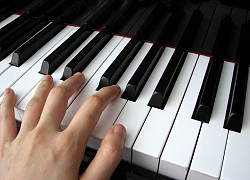 Người đàn ông &#8220;xăm trổ&#8221; gây sửng sốt vì ngón đàn piano