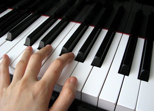 Người đàn ông "xăm trổ" gây sửng sốt vì ngón đàn piano