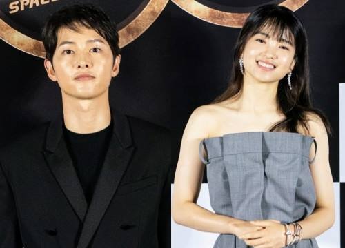 Sau Song Hye Kyo, lâu lắm mới có bạn diễn thân mật với Song Joong Ki thế này: Hết cười đùa lại chụp ảnh riêng, liệu có mờ ám?