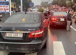 Tạm giữ 2 xe Mercedes cùng biển số 'vô tình gặp nhau' trên đường Hà Nội